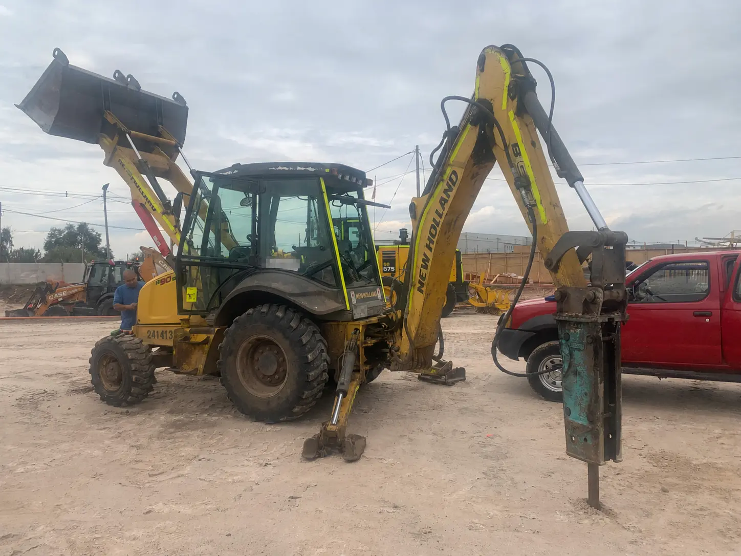 Retroexcavadora New Holland equipada con martillo hidráulico