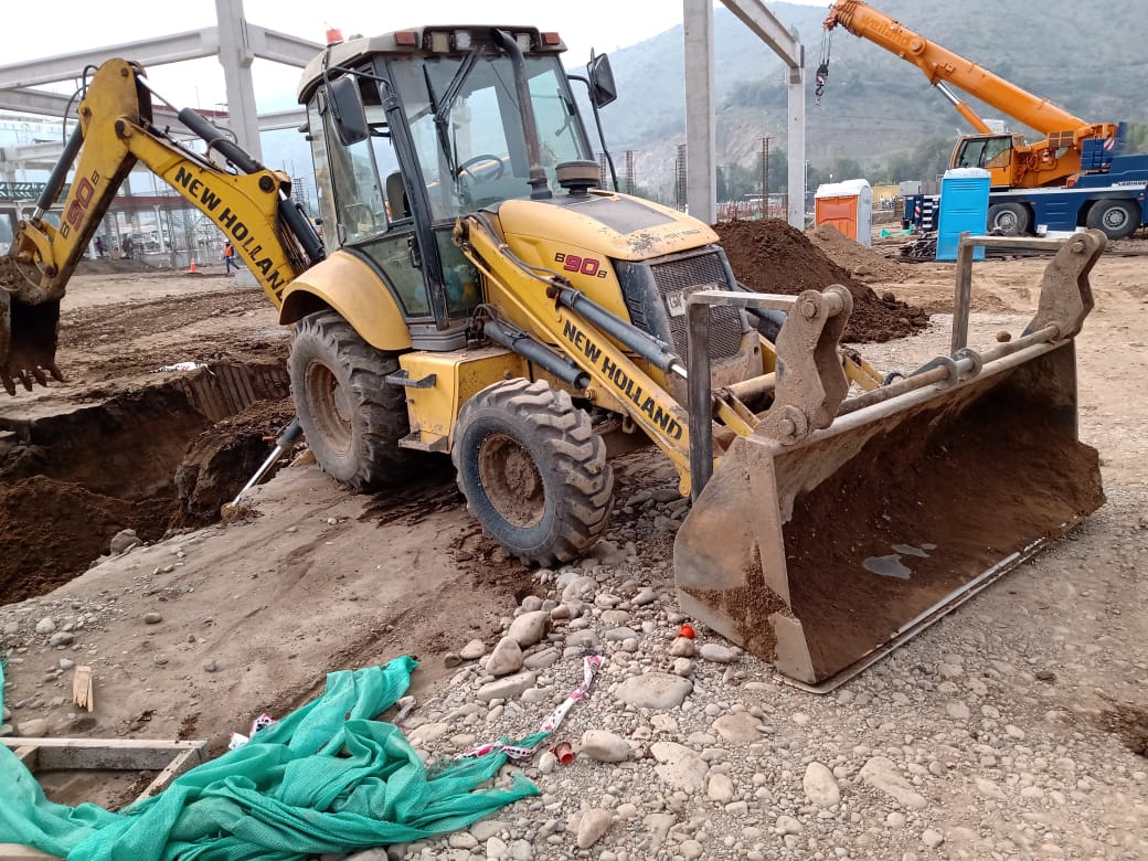 Retroexcavadora New Holland B90B trabajando en una obra